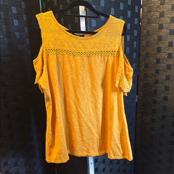 Love Ever After Embroidered Yellow Cold Shoulder Top 1X - Picture 1 of 4